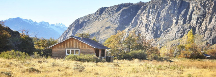 Chalet en bois dans la montagne